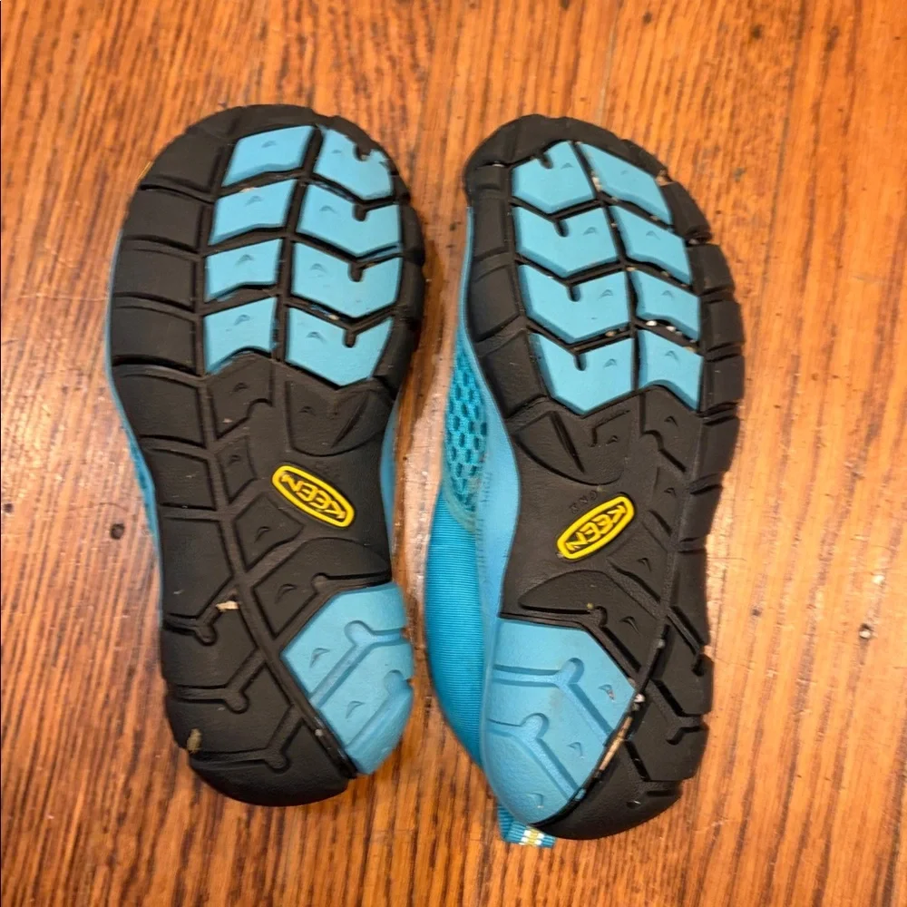 KEEN Rockbrook CNX water shoes - size 10 youth